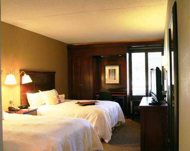 Hampton Inn Τράβερς Σίτι Εξωτερικό φωτογραφία