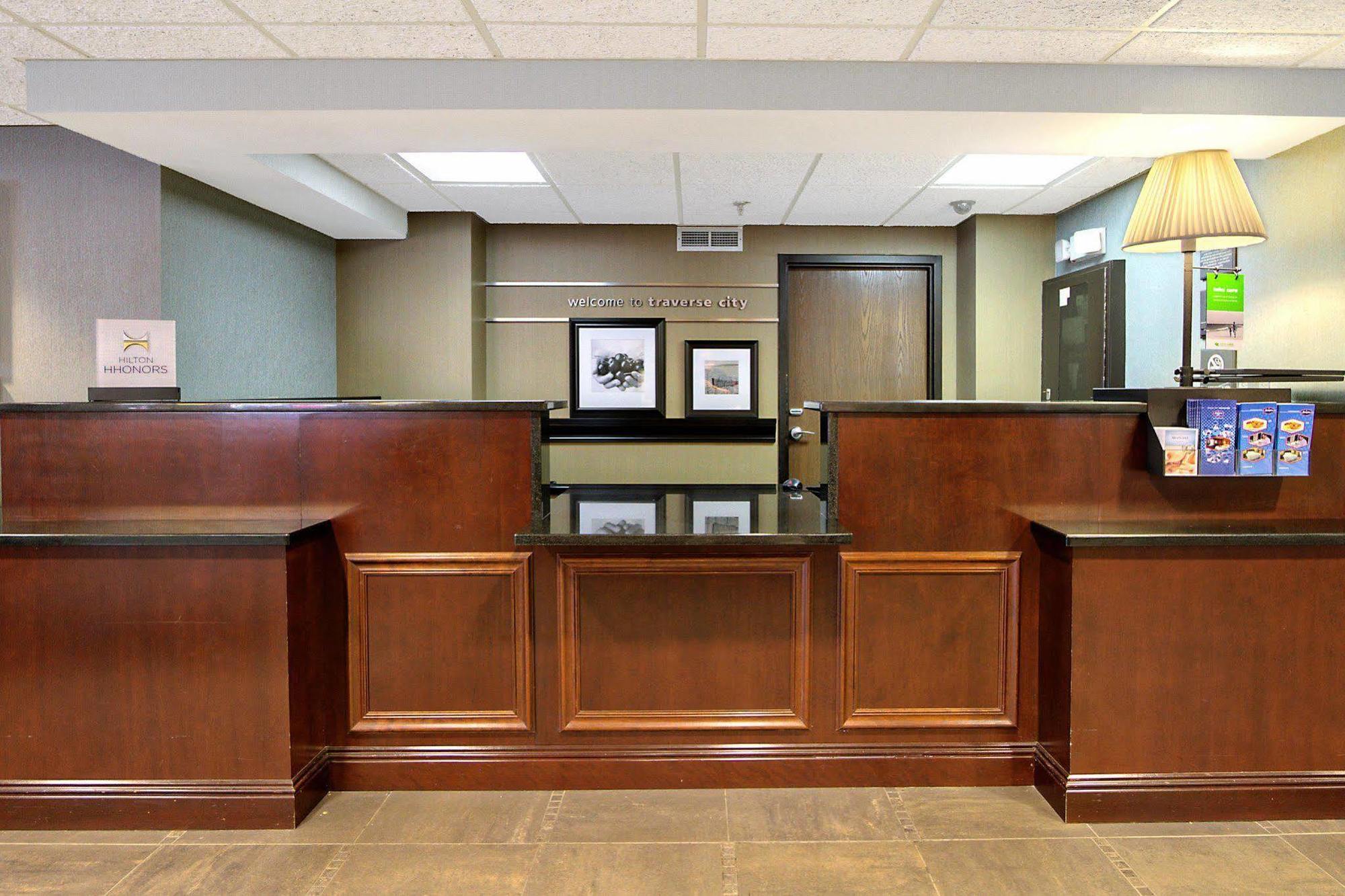 Hampton Inn Τράβερς Σίτι Εξωτερικό φωτογραφία